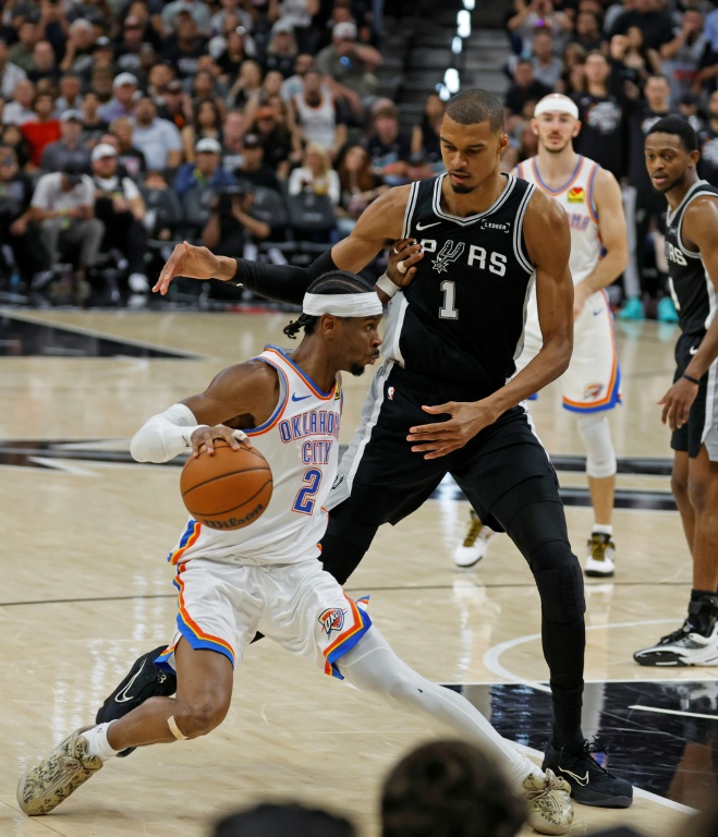 Shai Gilgeous-Alexander (g) face à Victor Wembanyama lors du match 6 de la finale de conférence Ouest de NBA entre l'Oklahoma City Thunder et les San Antonio Spurs, le 28 mai 2026 à San Antonio