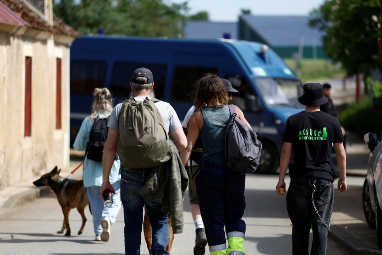 Des personnes se rendent à une free party sur un site militaire à Cornusse, près de Bourges, le 2 mai 2026 dans le Cher