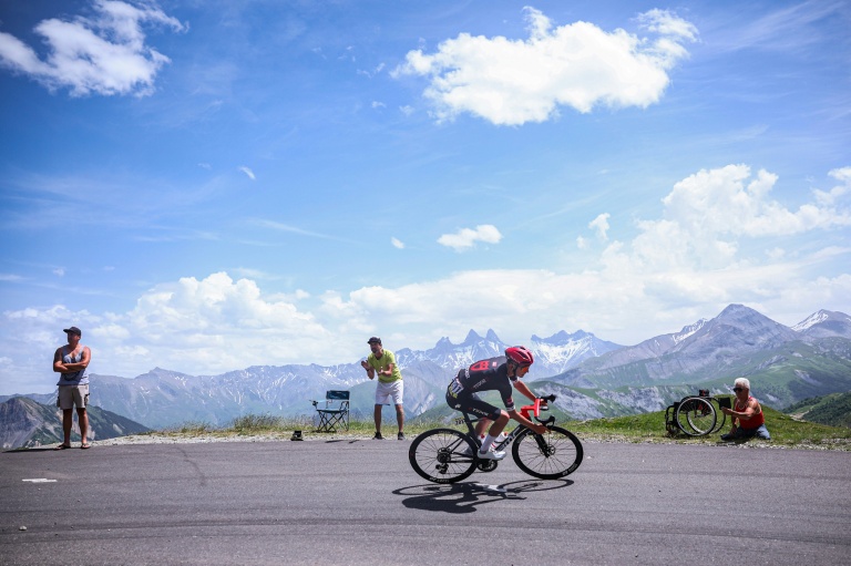 Le Français Mathys Rondel dans le col de la Croix-de-Fer lors de la 7e étape du Critérium du Dauphiné, le 14 juin 2025