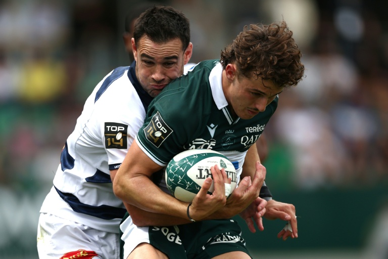 L'ailier de Pau Grégoire Arfeuil (à droite) est plaqué par le Castrais Geoffrey Palis (à gauche) lors du match de Top 14 entre les deux équipes à Pau, le 9 mai 2026