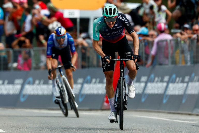L'Autrichien Felix Gall sprinte vers la ligne d'arrivée pour finir deuxième de l'étape du Giro à Cari le 26 mai 2026 en Suisse