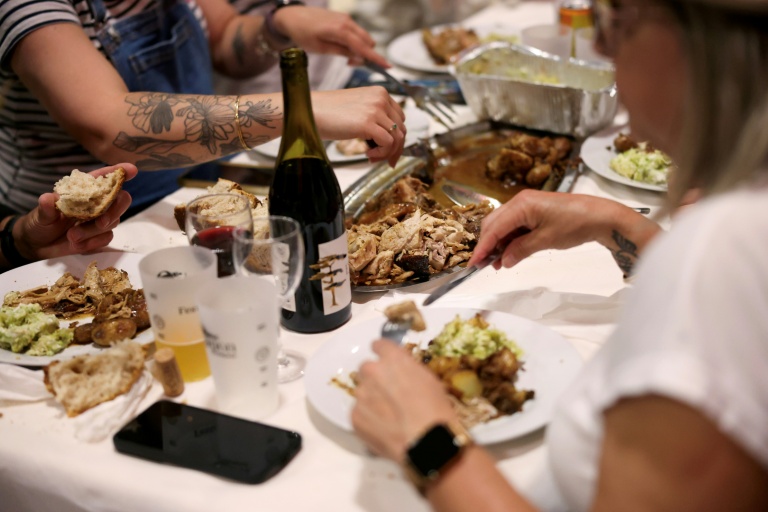 Une tablée lors d'un banquet du Canon français, à Montélimar dans la Drôme, le 8 mai 2026