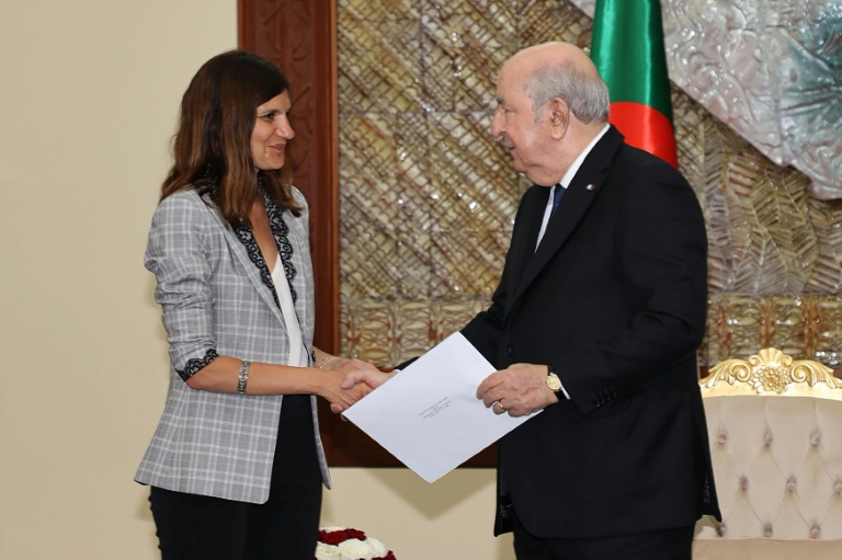Photo prise sur la page Facebook de la présidence algérienne montrant le président algérien, Abdelmadjid Tebboune (D), serrer la main à la ministre française déléguée aux Armées, Alice Rufo, à Alger, le 9 mai 2026