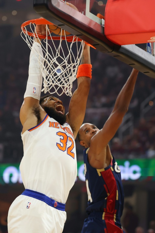 Karl-Anthony Towns marque un panier lors du match 4 de la finale de conférence Est de NBA entre les New York Knicks et les Cleveland Cavaliers, le 25 mai 2026 à Cleveland
