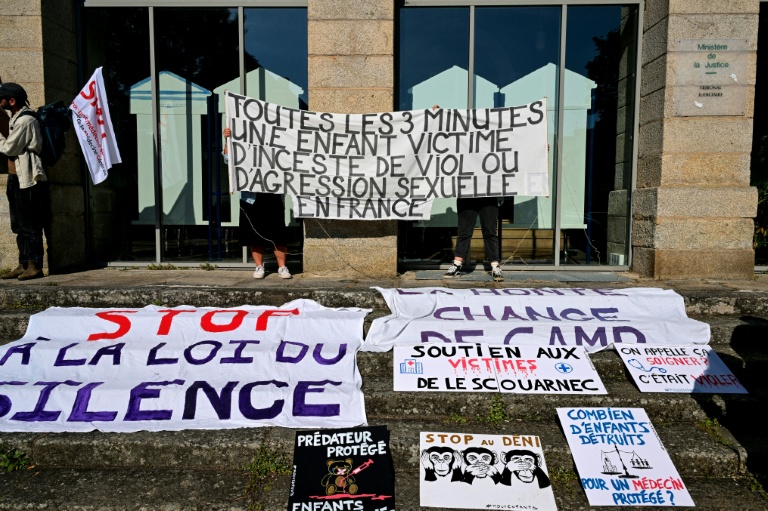 Des banderoles affichées à l'extérieur du palais de justice de Vannes en soutien aux victimes de Joël Le Scouarnec lors de son procès, le 19 mai 2025