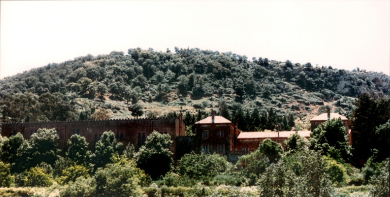 Le monastère de Tibhirine, le 26 mai 1996 en Algérie, fermé depuis le massacre de sept moines en mai 1996