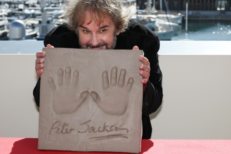 Le réalisateur, scénariste et producteur néo-zélandais Peter Jackson montre ses empreintes de mains lors d'une cérémonie d'intronisation dans le cadre de la 79e édition du Festival de Cannes, à Cannes, dans le sud de la France, le 13 mai 2026