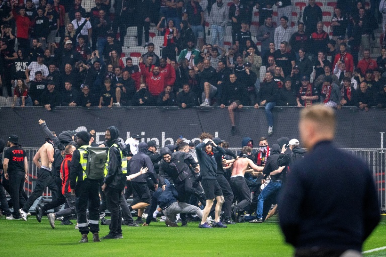 Des supporters niçois envahissent le terrain à la fin du match contre Metz, en Ligue 1, le 17 mai 2026