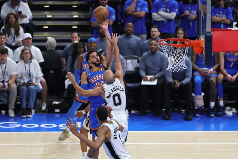 Isaiah Hartenstein tente un tir malgré la défense de Jordan McLaughlin lors du match 2 de la finale de conférence Ouest de NBA entre l'Oklahoma City Thunder et les San Antonio Spurs, le 20 mai 2026 à Oklahoma City
