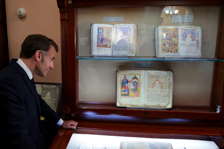 Emmanuel Macron en visite au musée Matenadaran qui renferme une vaste collection de manuscrits anciens arméniens, à Erevan en Arménie, le 5 mai 2026
