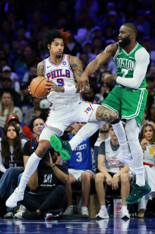 Kelly Oubre Jr. (g) et Jaylen Brown lors du match 6 du premier tour des play-offs de NBA entre les Philadelphia 76ers et les Boston Celtics, le 30 avril 2026 à Philadelphie
