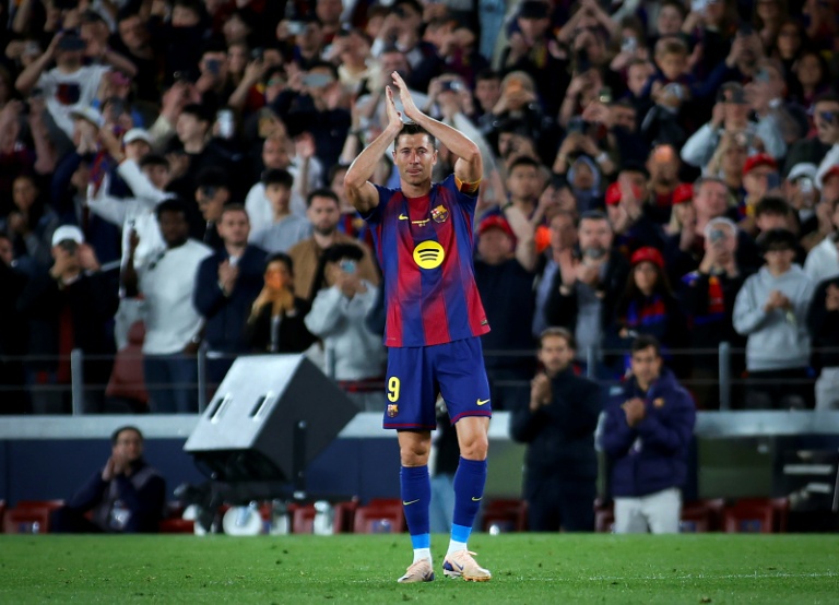 L'avant-centre polonais Robert Lewandowski salue le public du FC Barcelone pendant le match de Liga contre le Betis Séville au Camp Nou le 17 mai 2026 à Barcelone striker Robert Lewandowski said yesterday he is leaving the club this summer at the end of his contract. The veteran Polish forward, 37, scored 119 goals for Barcelona in 191 games across all competitions since joining from Bayern Munich in 2022.