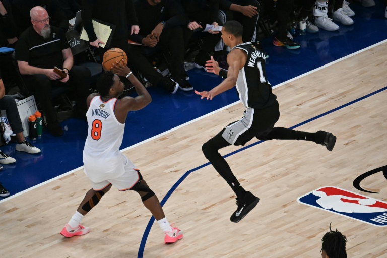 Victor Wembanyama des Spurs  tente de géner OG Anunoby des Knicks lors du match 3 de la finale NBA le 8 juin 2026 au Madison Square Garden de New York aux Etats-Unis