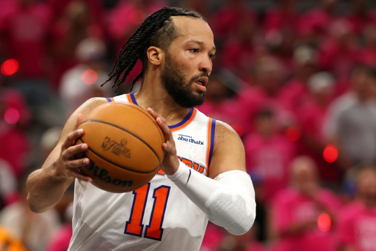 Jalen Brunson des New York Knicks tient le ballon lors du match N.1 de la finale NBA le 3 juin 2026 à San Antonio (Texas)