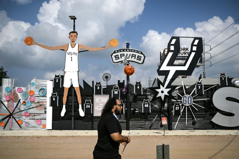 Une structure représentant le basketteur français Victor Wembanyama, à San Antonio, au Texas, le 1er juin 2026