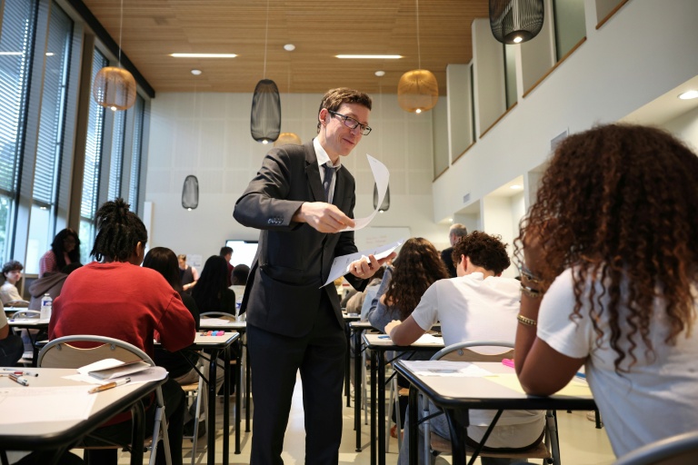 Le ministre de l'Education nationale, Edouard Geffray, distribue les feuilles d'exmen au lycée Gabriel Fauré à Paris le 12 juin 2026