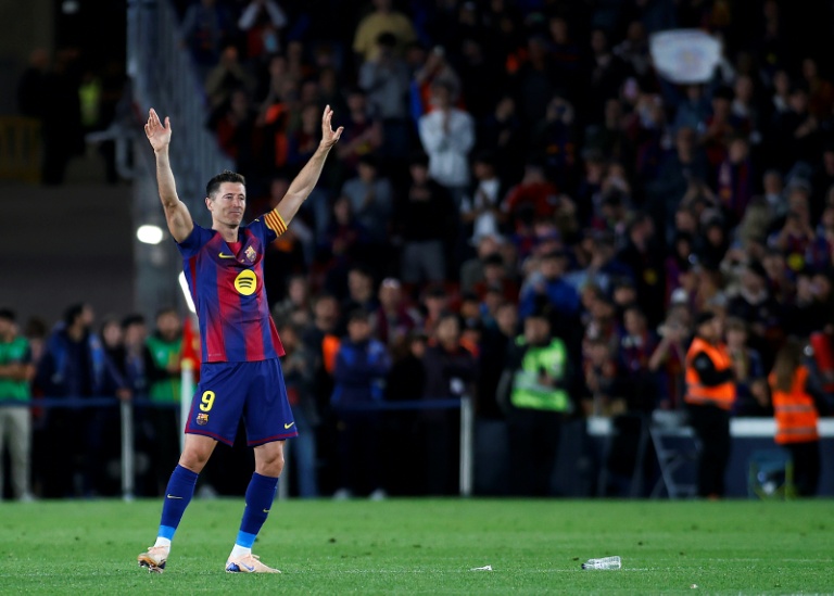 Robert Lewandowski faisant ses adieux supporters buteur Barça à l'issue de la réception du Betis Séville au Camp Nou, le 17 mai 2026