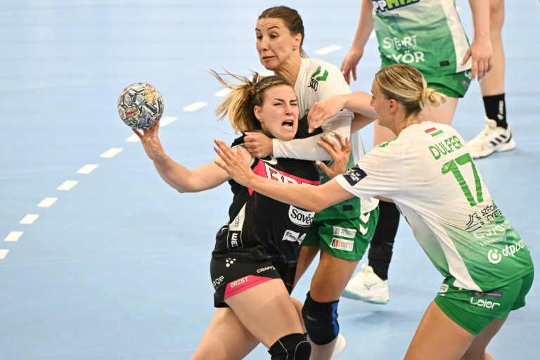La Brestoise Clarisse Mairot, ballon en main, tenue en échec par la défense de Gyor samedi en demi-finale de Ligue des champions.