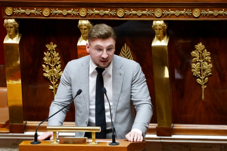 Maxime Amblard, député du Rassemblement National (RN), prend la parole à l'Assemblée nationale, à Paris, le 28 avril 2025