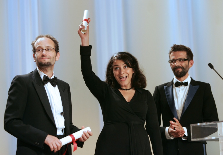L'autrice de BD Marjane Satrapi (C) reçoit le prix du jury au festival de Cannes aux côtés du réalisateur Vincent Paronnaud (D) le 27 mai 2007
