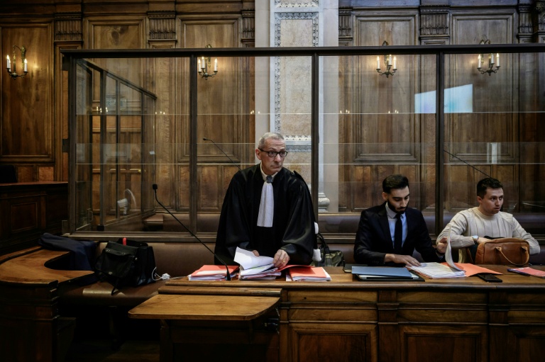 L'avocat de la défense Gabriel Versini (G) se prépare avant l'ouverture du procès de son client accusé de viol par soumission chimique, à Lyon le 11 juin 2026