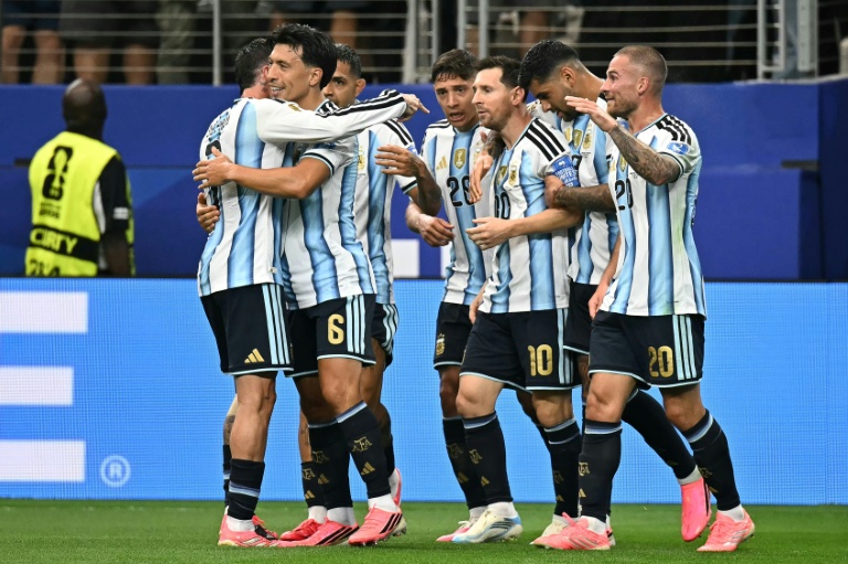 Le capitaine argentin Lionel Messi (au centre), fêté par ses coéquipiers et auteur d'un doublé record contre l'Autriche lors de la Coupe du Monde 2026, le 22 juin 2026 à Arlington (Texas)