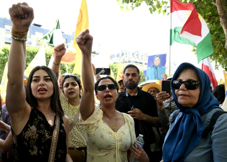 Manifestation non autorisée en soutien à l'opposition iranienne, près de la place Vauban, à Paris, le 20 juin 2026