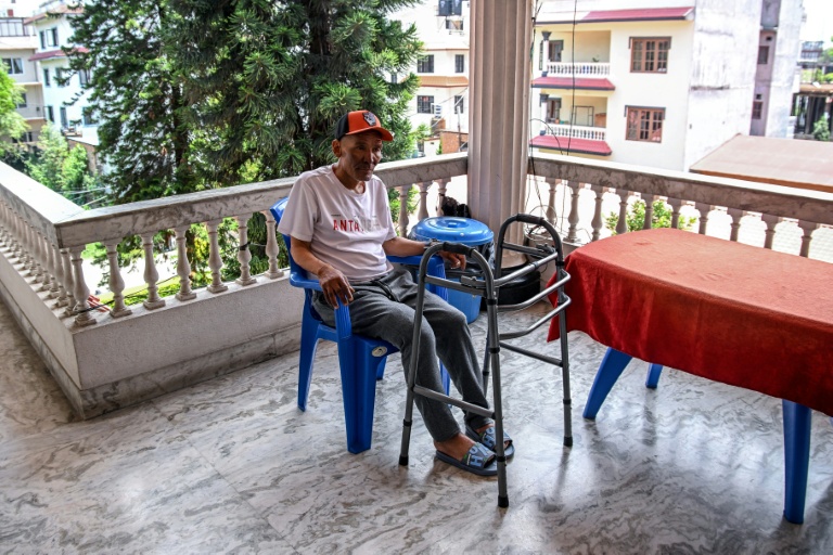 Le miraculé de l'Everest Dawa Sherpa lors d'un entretien accordé à l'AFP à Katmandou le 18 juin 2026