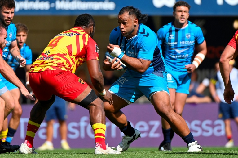 Billy Vunipola, ballon en main, tente de percer la défense adverse lors d'un match de Top 14 entre Montpellier et Perpignan, le 18 avril 2026 à Montpellier