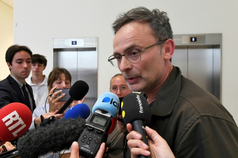 Manuel Meulenyse, père d'un des cinq enfants, s'adresse à la presse au tribunal de Paris après la relaxe d'un animateur de périscolaire accusé d'agressions sexuelles sur mineurs, le 16 juin 2026