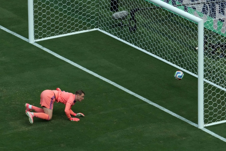 Le gardien de l'Allemagne Manuel Neuer concède un but contre l'Equateur à East Rutherford (New Jersey) le 25 juin 2025