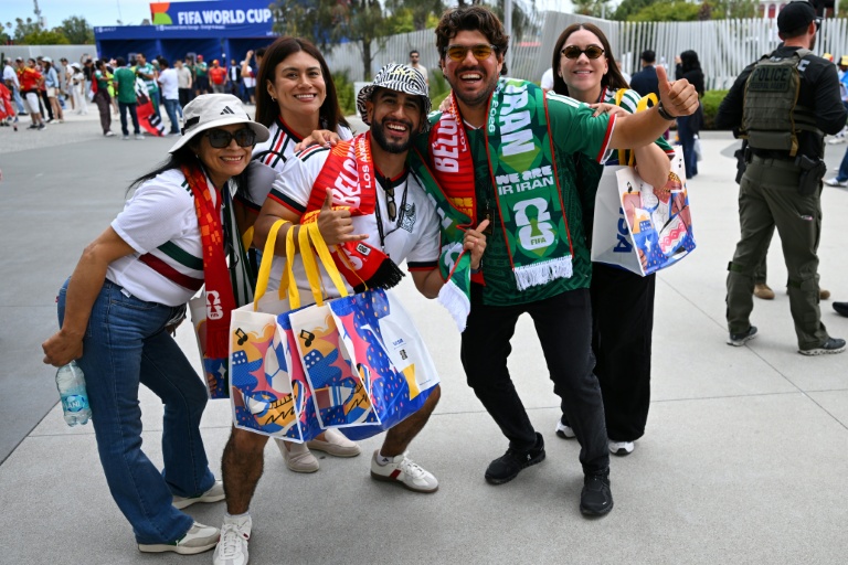 Les fans mexicains supporters de l'Iran posent devant l'entrée du SoFi Stadium à Inglewood, avant le match Belgique-Iran le 21 juin 2026