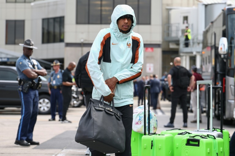 Michael Olise à l'aéroport international Logan de Boston le 10 juin 2026 aux Etats-Unis