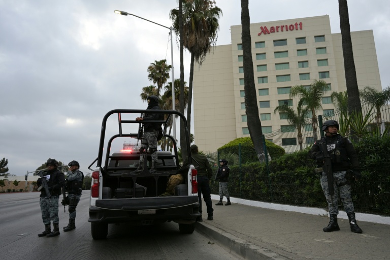 Des soldats de la garde nationale mexicaine montent la garde devant l'hôtel où séjourne l'équipe iranienne de football avant la Coupe du Monde, à Tijuana, le 7 juin 2026