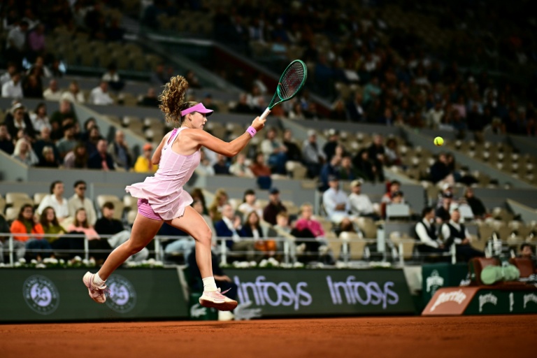 La Russe Mirra Andreeva lors de son match contre la Roumaine Sorana Cirstea en quart de finale du tournoi de Roland Garros mardi.