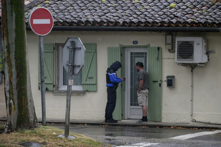 Des gendarmes font du porte-à-porte à Fleurance (Gers), le 4 juin 2026, dans le cadre de l'enquête sur la disparition de Lyhanna