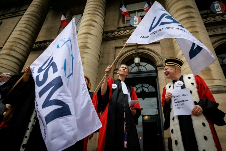 Des juges et des avocats rassemblés devant le palais de justice de Paris lors d'une journée d'action pour s'opposer au projet de loi SURE, le 29 juin 2026