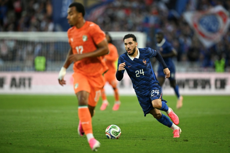 Rayan Cherki (D) lors de la défaite 2-1 de la France contre la Côte d'Ivoire en préparation de la Coupe du monde, le 4 juin 2026 à Nantes
