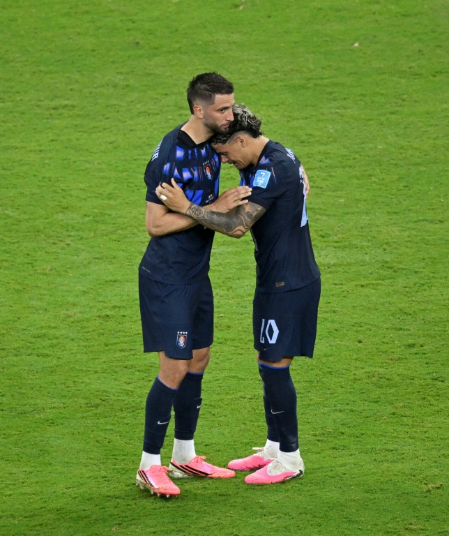 Rodrigo Bentancur (g) et Maximiliano Araujo après l'élimination de l'Uruguay battu par l'Espagne lors de la dernière journée de phase de groupes du Mondial, le 26 juin 2026 à Guadalajara
