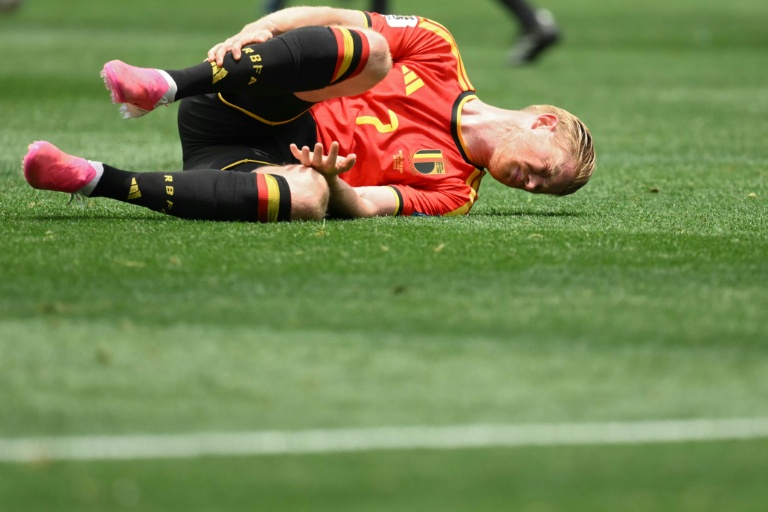 Le joueur de la Belgique Kevin de Bruyne se tord de douleur, lors du match nul contre l'Iran à la Coupe du monde, le 21 juin 2026 à Los Angeles