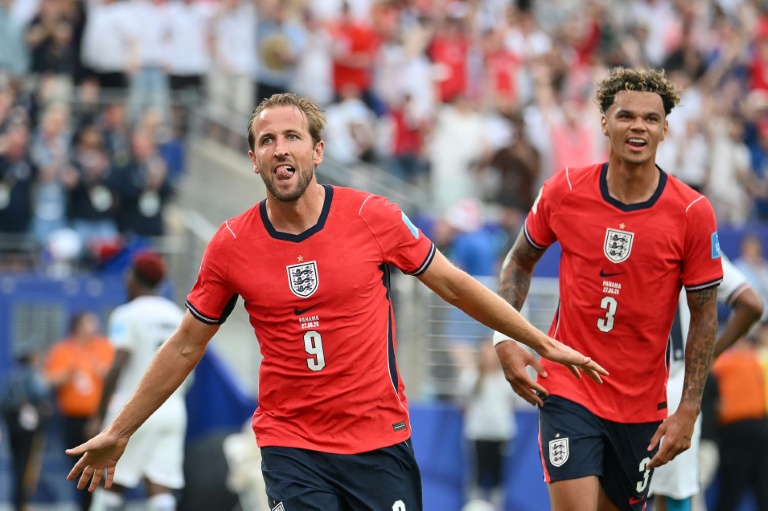 Harry Kane (g) célèbre son but pour l'Angleterre contre le Panama lors du dernier match de la phase de groupes du Mondial, le 27 juin 2026 à East Rutherford
