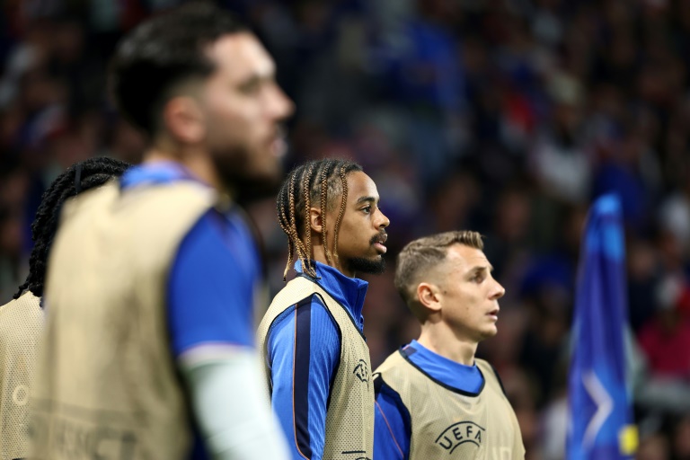 Bradley Barcola et Lucas Digne regardent les titulaires jouer contre l'Irlande du Nord depuis la ligne de touche le 8 juin 2026 à Villeneuve-d'Ascq dans le nord de la France