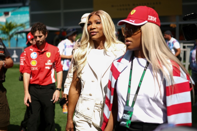 Serena Williams le 1er mai 2026 au Miami International Autodrome de Miami Gardens avant une séance d'essais du Grand Prix de Formule 1 de Miami