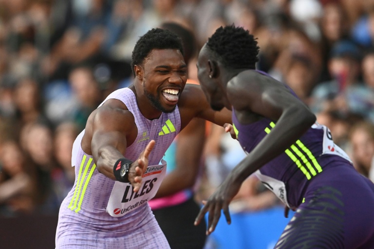 Noah Lyles (g) célèbre avec Gout Gout sa victoire sur 150m, le 16 juin 2026 à Ostrava