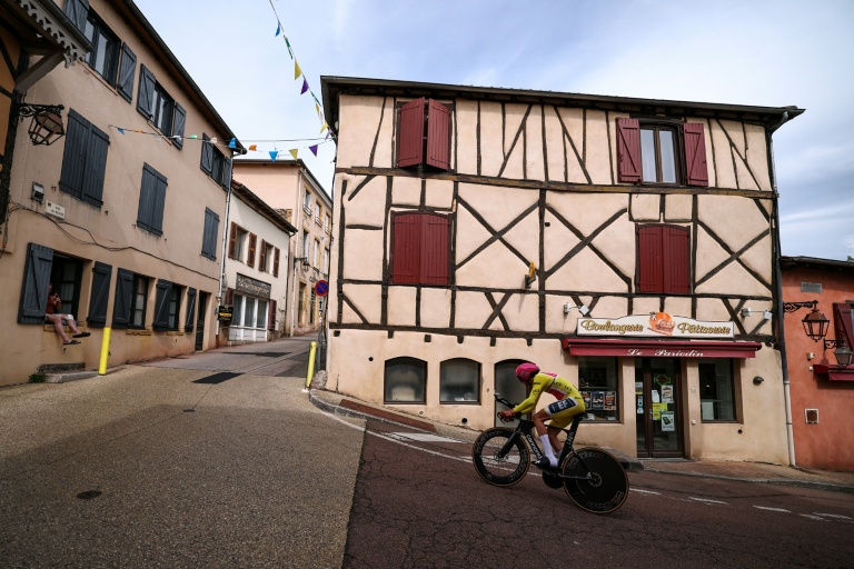 Alex Baudin dans la montée finale du contre-la-montre par équipe du Tour Auvergne-Rhône-Alpes le 9 juin 2026 à Perreux (Loire). Le Française d'EF Education a conservé son maillot jaune de leader au terme de cette 3e étape