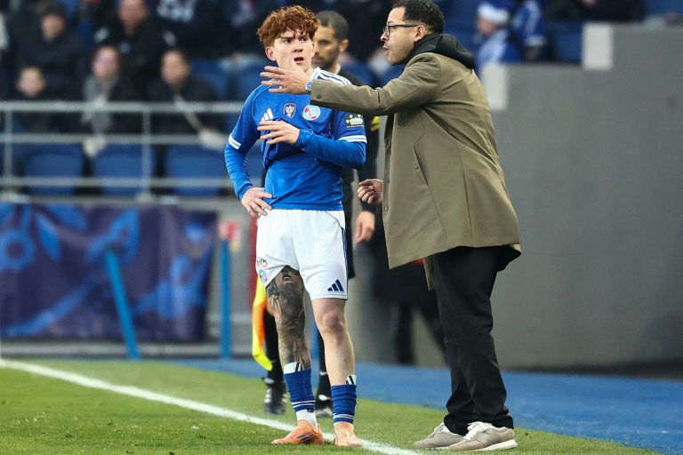 L'entraîneur anglais Liam Rosenior et le milieu argentin Valentin Barco avec Strasbourg face à Dunkerque à la Meinau, le 21 décembre 2025, ont désormais quitté le Racing