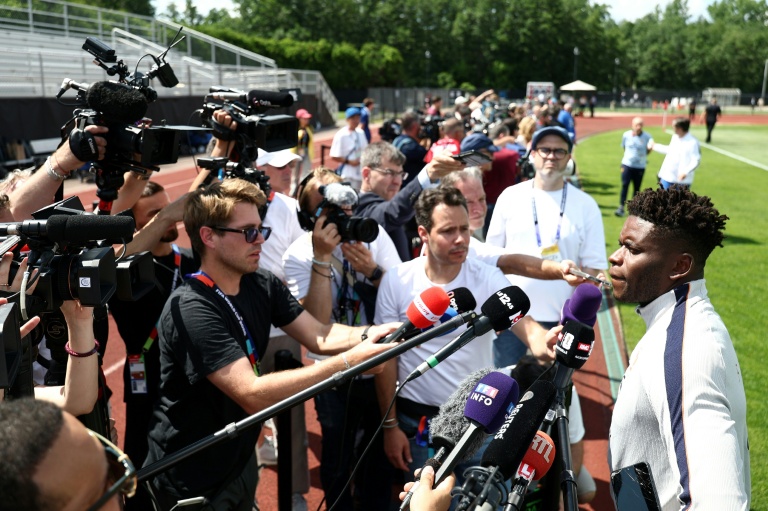 Le gardien français Brice Samba (à droite) parle aux journalistes avant un entraînement des Bleus le 11 juin 2026 à la Bentley University de Boston le 11 juin 2026