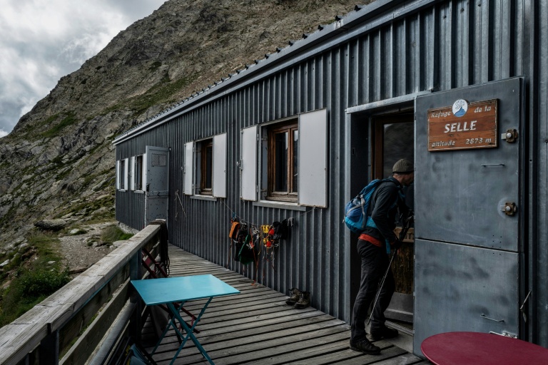Un randonneur entre dans le refuge de la Selle, dans le massif des Ecrins, à Saint-Christophe-en-Oisans, le 8 juillet 2025 en Isère