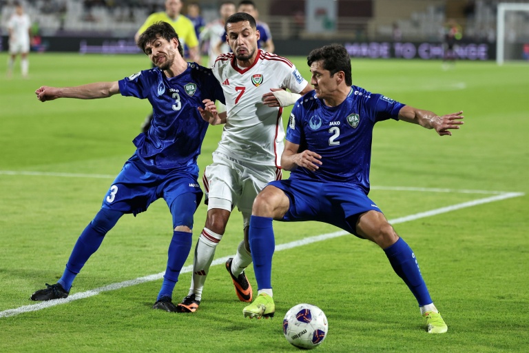 Les défenseurs Ouzbeks Khojiakbar Alijonov et Abdukodir Khusanov, à la lutte avec l'attaquant des Émirats arabes unis Ali Saleh, lors d'un match de qualification pour la Coupe du monde, le 5 juin 2025 à Abou Dhabi