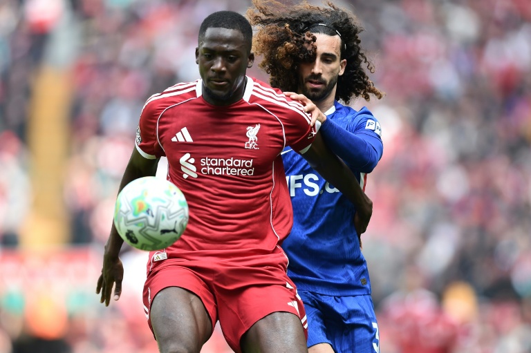 Ibrahima Konate tente de contenir le défenseur de Chelsea Marc Cucurella, le 9 mai 2026 à Liverpool